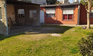 Vendo casa sobre terreno de 10m x 27m, en Merlo. Precio total: U$S 58.000 o financiado en U$S 30.000 y Ctas.