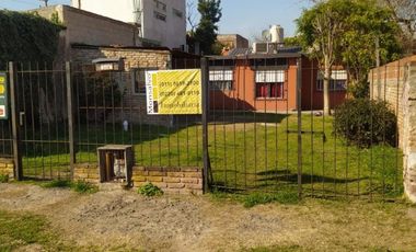 Vendo casa sobre terreno de 10m x 27m, en Merlo. Precio total: U$S 58.000 o financiado en U$S 30.000 y Ctas.