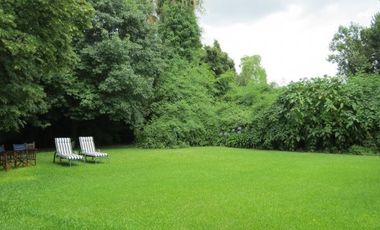 Importante Chalet con gran lote parquizado en zona recidencial