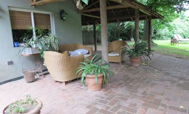 Importante Chalet con gran lote parquizado en zona recidencial