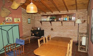 Importante Chalet con gran lote parquizado en zona recidencial