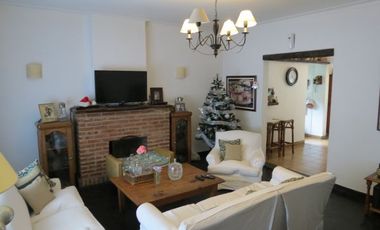 Importante Chalet con gran lote parquizado en zona recidencial