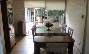 Importante Chalet con gran lote parquizado en zona recidencial