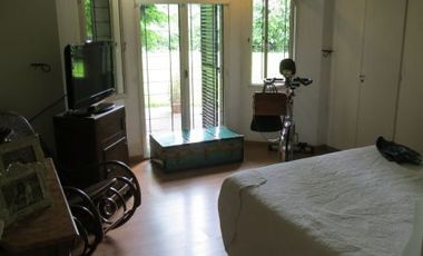 Importante Chalet con gran lote parquizado en zona recidencial