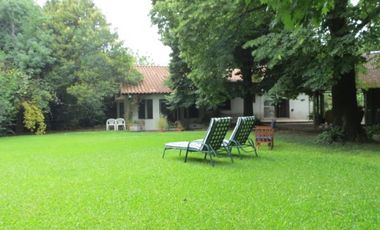 Importante Chalet con gran lote parquizado en zona recidencial