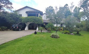 Casa en Venta, independiente de 480m² | con jardín de ensueño | Los Chillos, sector Playa Chica