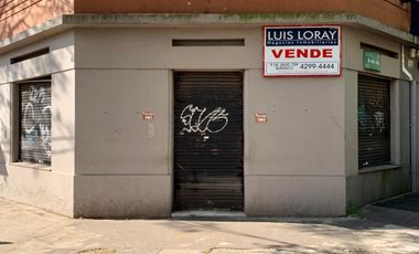 Local comercial ubicado en excelente esquina, a 300 metros de la estación.