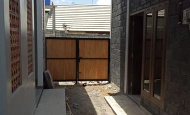 DIJUAL RUMAH SIAP HUNI DI MANISRENGGO! DEKAT EXIT TOL