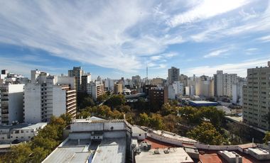Venta - Piso cinco ambientes con dependencia y cochera -Hipólito Irigoyen 1880 Venta Mar del Plata