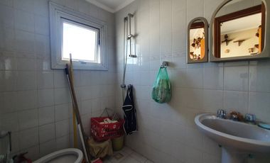 Venta - Piso cinco ambientes con dependencia y cochera -Hipólito Irigoyen 1880 Venta Mar del Plata