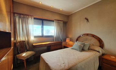 Venta - Piso cinco ambientes con dependencia y cochera -Hipólito Irigoyen 1880 Venta Mar del Plata