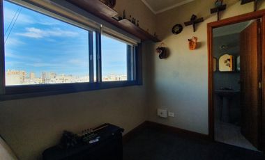 Venta - Piso cinco ambientes con dependencia y cochera -Hipólito Irigoyen 1880 Venta Mar del Plata