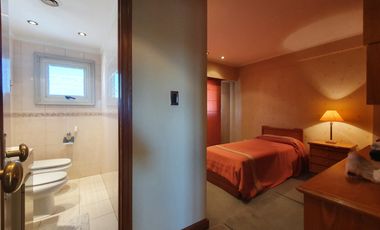 Venta - Piso cinco ambientes con dependencia y cochera -Hipólito Irigoyen 1880 Venta Mar del Plata