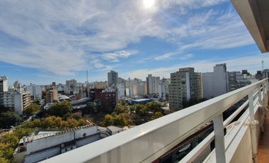 Venta - Piso cinco ambientes con dependencia y cochera -Hipólito Irigoyen 1880 Venta Mar del Plata