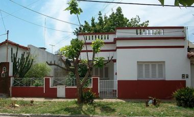 Excelente casa en lote propio