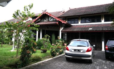 Rumah Mewah Halaman Luas Hanya 200 meter dari Jalan Solo