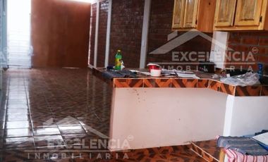 VENTA DE CASA REMODELADA EN COLINAS DEL SUR