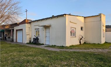 Propiedad en Block. Casa 3 AMB con patio y garage. + casa 2 AMB