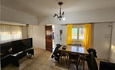 Propiedad en Block. Casa 3 AMB con patio y garage. + casa 2 AMB