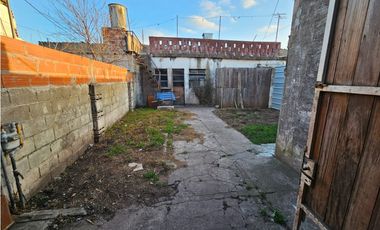 Propiedad en Block. Casa 3 AMB con patio y garage. + casa 2 AMB