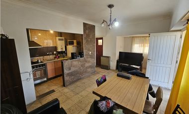 Propiedad en Block. Casa 3 AMB con patio y garage. + casa 2 AMB