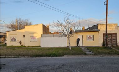 Propiedad en Block. Casa 3 AMB con patio y garage. + casa 2 AMB