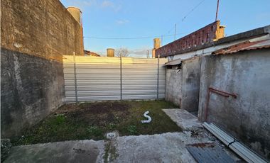 Propiedad en Block. Casa 3 AMB con patio y garage. + casa 2 AMB