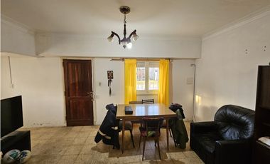 Propiedad en Block. Casa 3 AMB con patio y garage. + casa 2 AMB