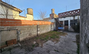 Propiedad en Block. Casa 3 AMB con patio y garage. + casa 2 AMB