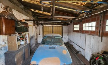 Propiedad en Block. Casa 3 AMB con patio y garage. + casa 2 AMB