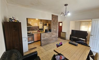 Propiedad en Block. Casa 3 AMB con patio y garage. + casa 2 AMB