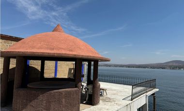 CASA EN VENTA A ORILLA DEL LAGO 