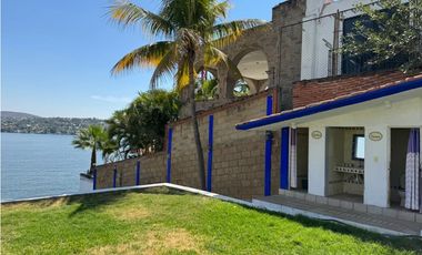 CASA EN VENTA A ORILLA DEL LAGO 