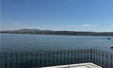 CASA EN VENTA A ORILLA DEL LAGO 