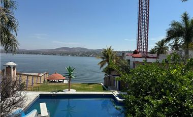 CASA EN VENTA A ORILLA DEL LAGO 