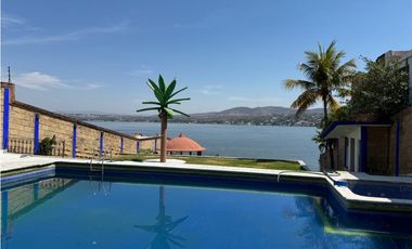 CASA EN VENTA A ORILLA DEL LAGO 