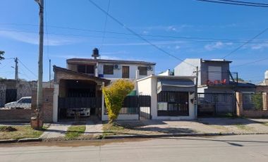 Casa en venta - 4 Dormitorios 2 Baños 4 Cocheras - 240Mts2 - Virrey Del Pino