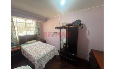 Casa 4 Pisos En Mariscal Caceres  San Juan De Lurigancho