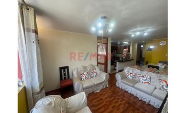 Casa 4 Pisos En Mariscal Caceres  San Juan De Lurigancho