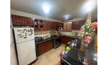 Casa 4 Pisos En Mariscal Caceres  San Juan De Lurigancho