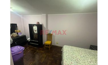 Casa 4 Pisos En Mariscal Caceres  San Juan De Lurigancho