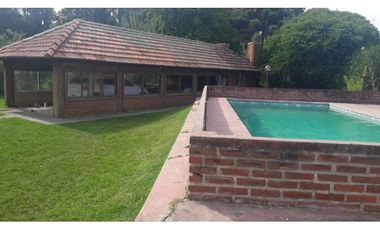 Casa 4 ambientes con pileta/ Barrio La armonia