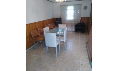 Casa 4 ambientes con pileta/ Barrio La armonia