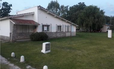 Casa 4 ambientes con pileta/ Barrio La armonia