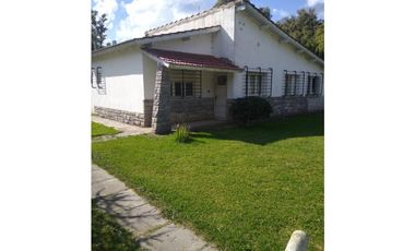Casa 4 ambientes con pileta/ Barrio La armonia