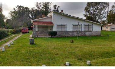 Casa 4 ambientes con pileta/ Barrio La armonia