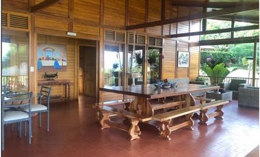 ESPECTACULAR CASA  CON DISEÑO ANDINO EN PRECIOSA MADERA