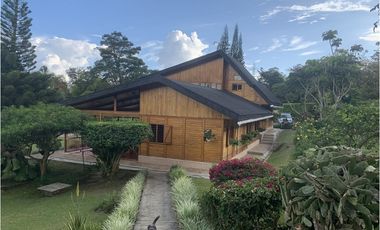 ESPECTACULAR CASA  CON DISEÑO ANDINO EN PRECIOSA MADERA