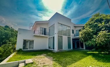 Amplia residencia en venta con vista a campo de Golf en Las Cañadas.