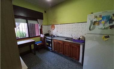 4 LOCALES Y CASA SOBRE 